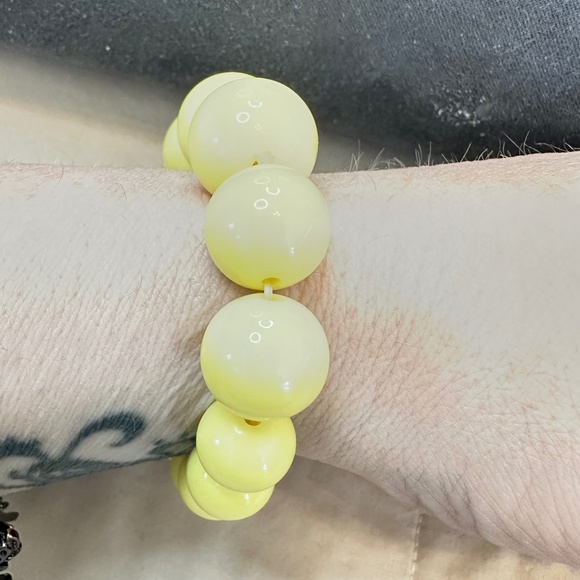 Buttery Yellow, Round, Tagua Nut Graduating Bead Stretchy Bracelet - Vintage - Picture 1 of 13